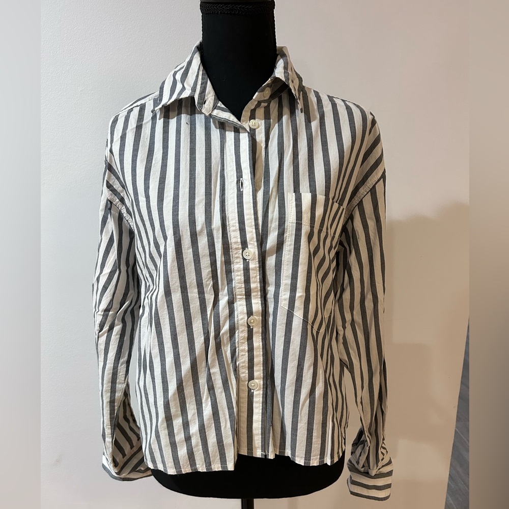 Banana Republic grey/white stripe button down shirt size medium